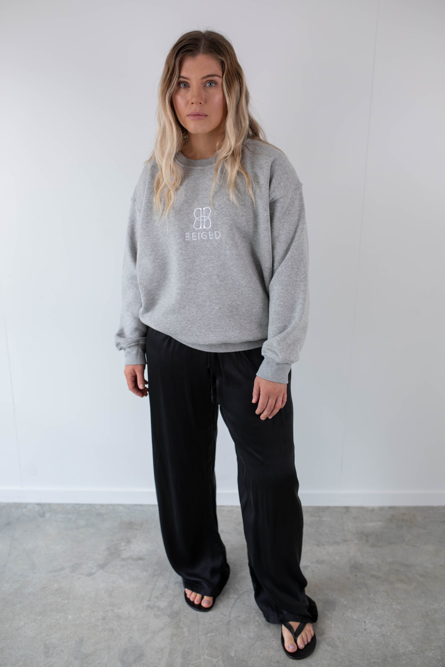 BEIGED // Embroidery Sweater MARIE GREY
