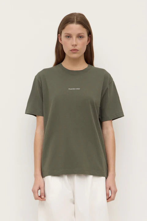 ASSEMBLY LABEL // Atelier Logo Tee MOSS