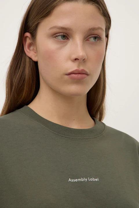 ASSEMBLY LABEL // Atelier Logo Tee MOSS