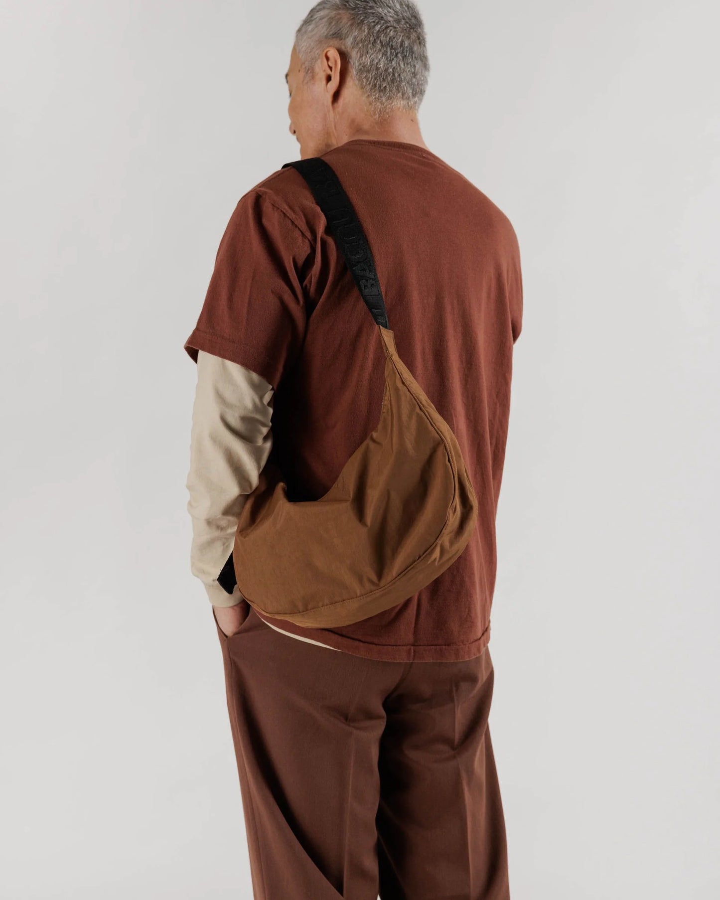 BAGGU // MEDIUM Nylon Crescent Bag BROWN