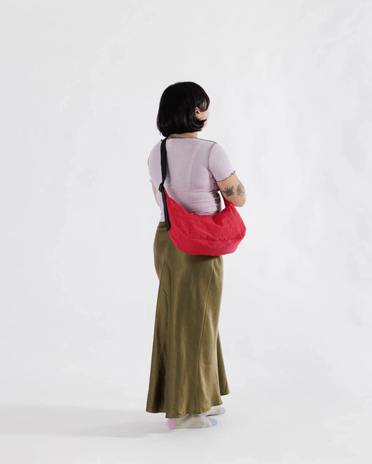 BAGGU // MEDIUM Nylon Crescent Bag CANDY APPLE