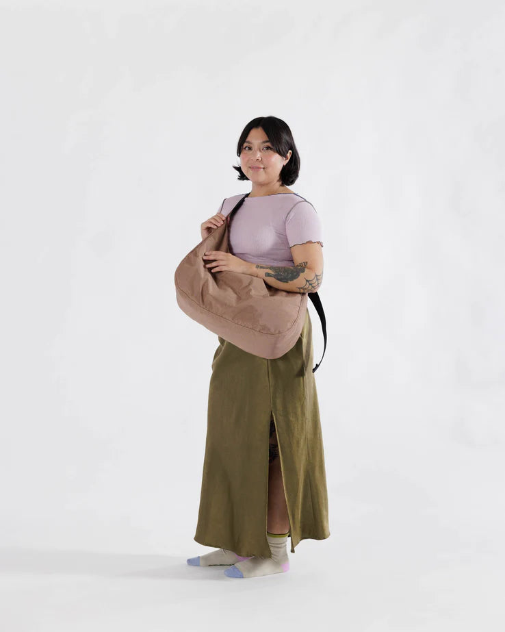 BAGGU // LARGE Nylon Crescent Bag COCOA