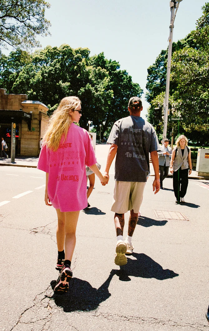 No Vacancy Tee ACID WASH DARK PINK