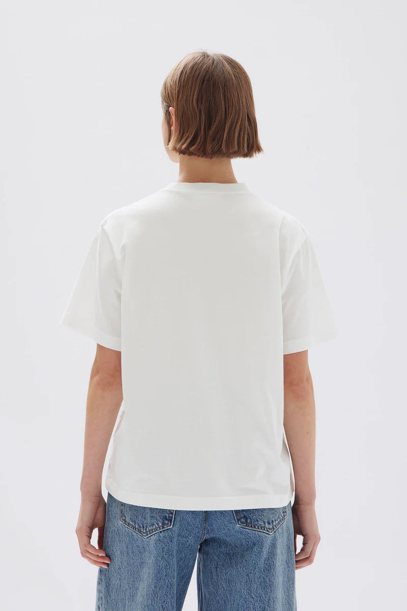 ASSEMBLY LABEL // Exhibited Print Tee ANTIQUE WHITE