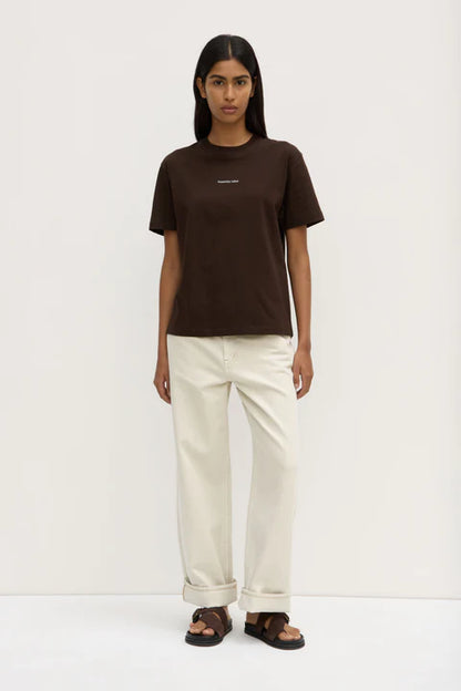 ASSEMBLY LABEL // Atelier Logo Tee GANACHE