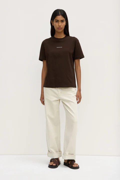 ASSEMBLY LABEL // Atelier Logo Tee GANACHE