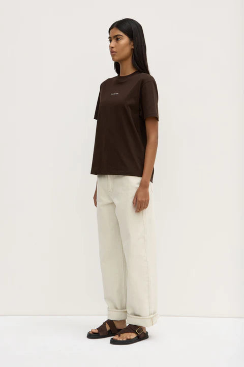ASSEMBLY LABEL // Atelier Logo Tee GANACHE