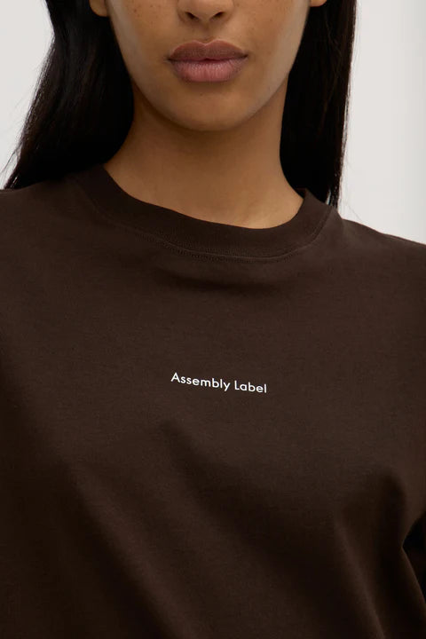 ASSEMBLY LABEL // Atelier Logo Tee GANACHE