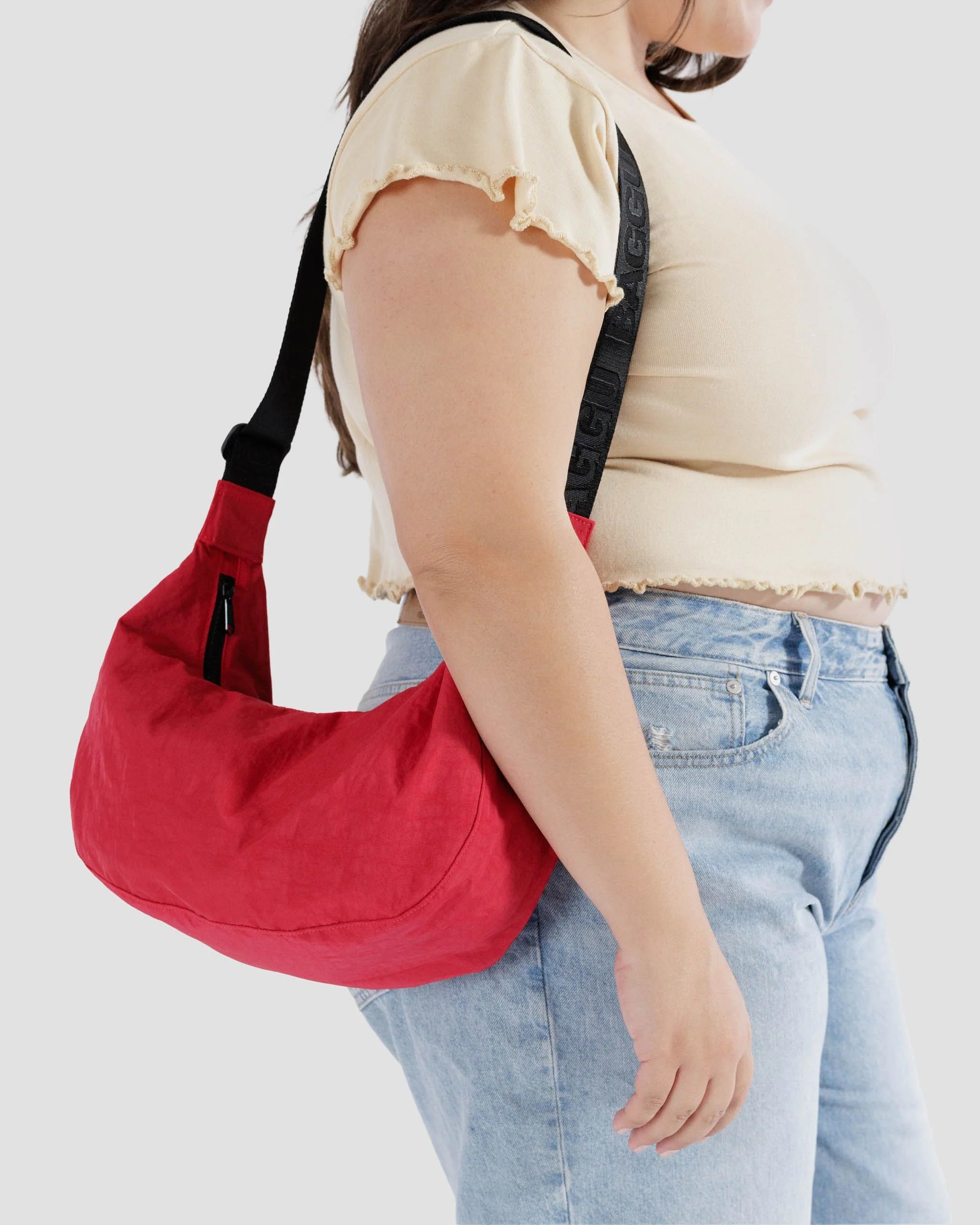 BAGGU // MEDIUM Nylon Crescent Bag CANDY APPLE
