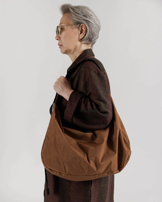 BAGGU // LARGE Nylon Crescent Bag BROWN