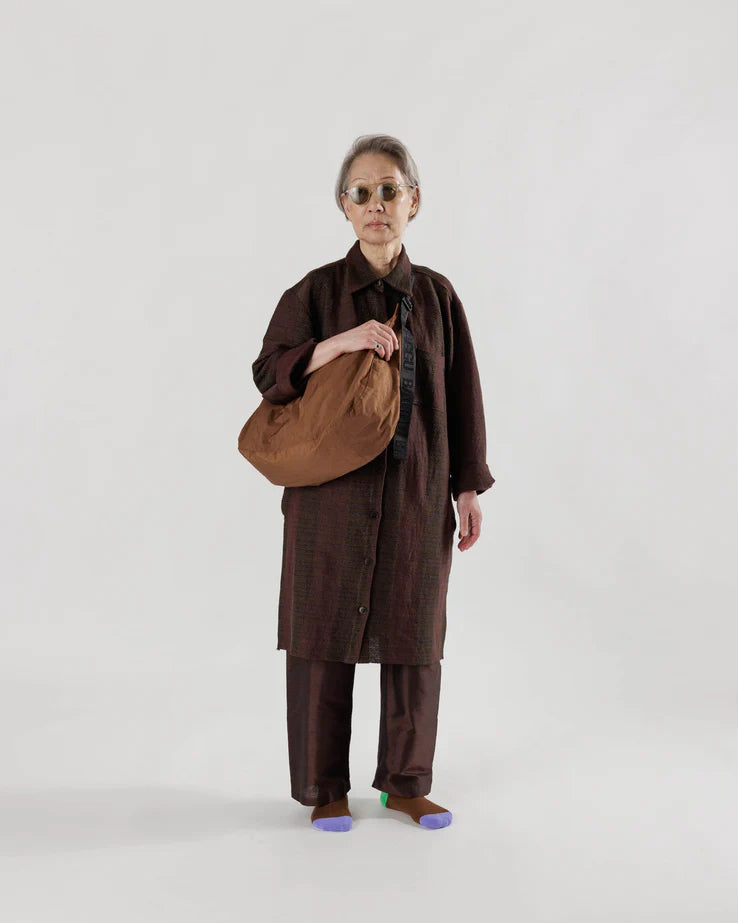 BAGGU // LARGE Nylon Crescent Bag BROWN