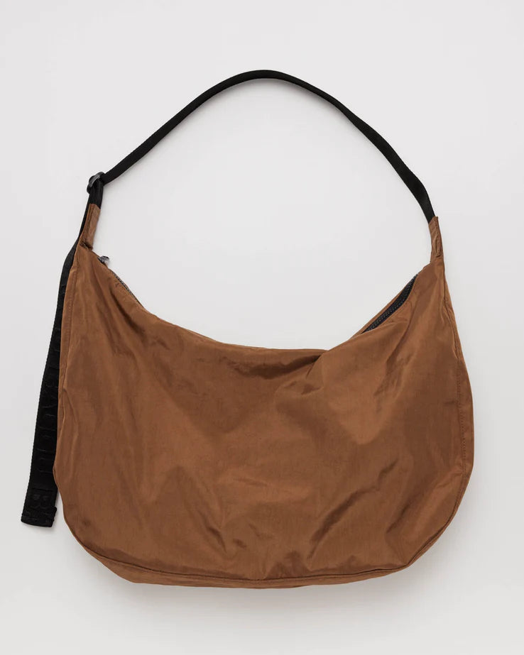 BAGGU // LARGE Nylon Crescent Bag BROWN