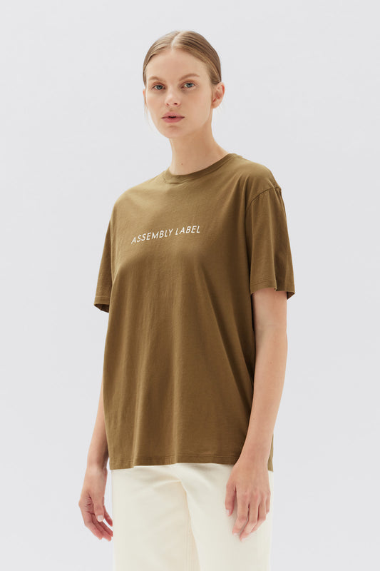 ASSEMBLY LABEL // Everyday Logo Tee PEA/WHITE