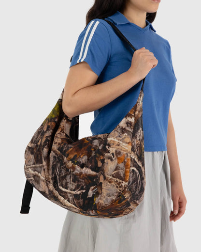 BAGGU // LARGE Nylon Crescent Bag PHOTO FOREST
