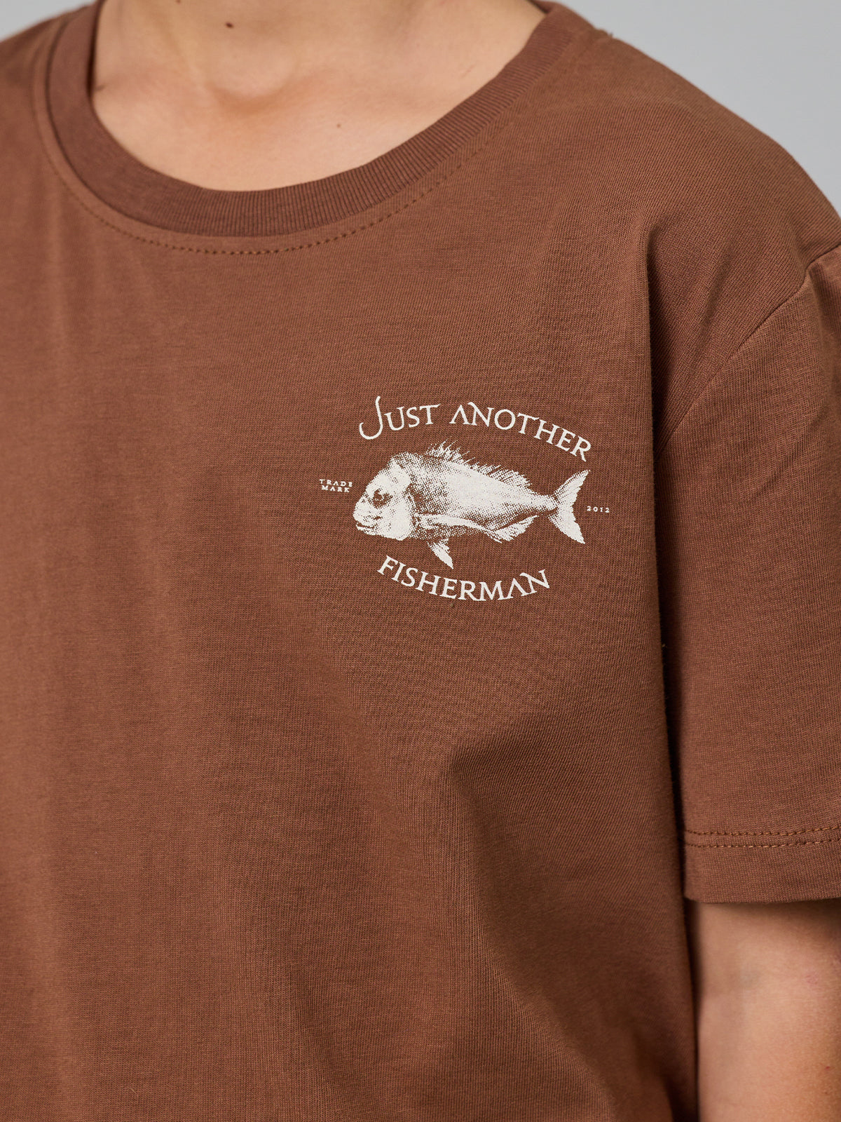 JAF KIDS // Mini Snapper Tee BROWN