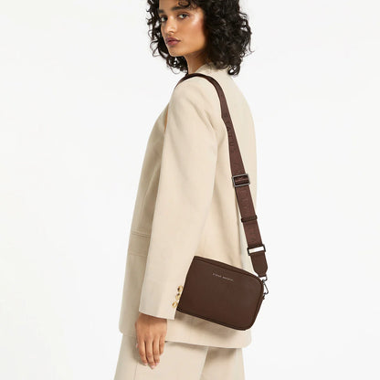STATUS ANXIETY // Plunder With Webbed Strap Bag COCOA
