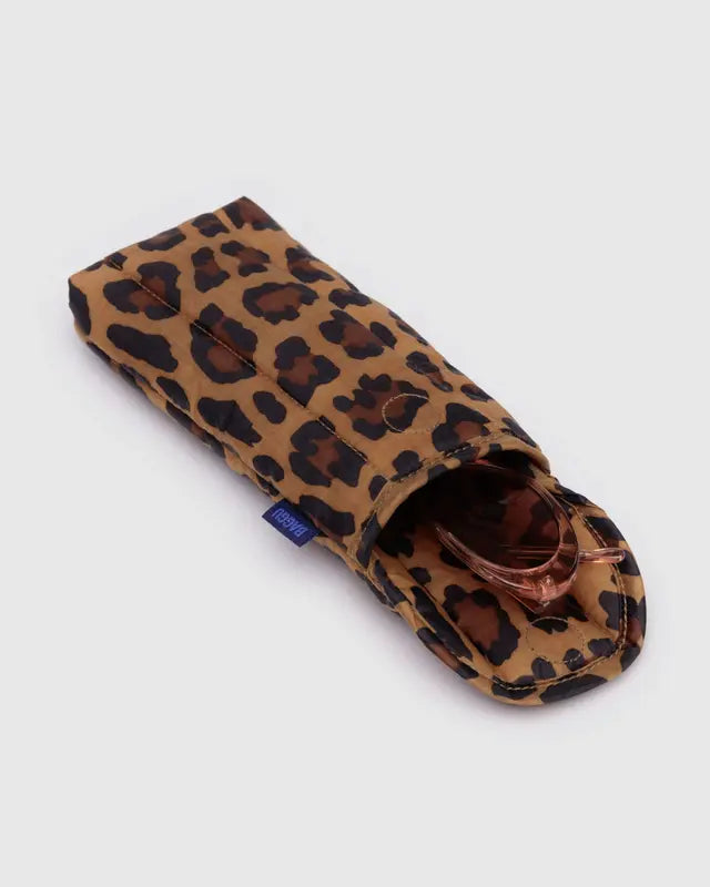 BAGGU // Puffy Glasses Sleeve LEOPARD