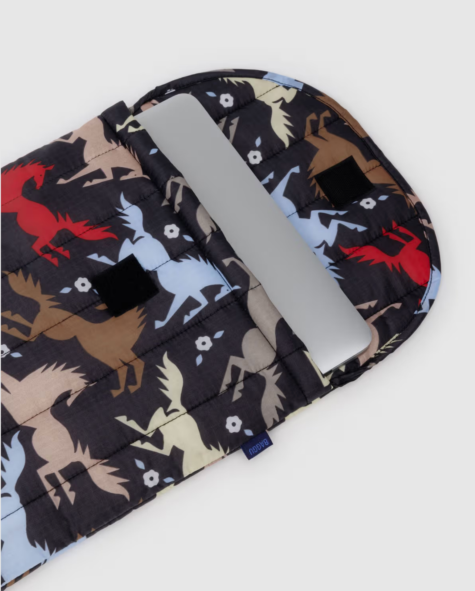 BAGGU // Puffy Laptop Sleeve 16" HORSE CUT OUT